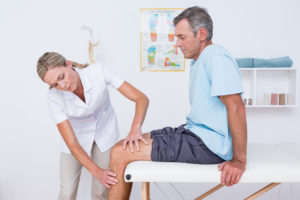 Liečba bolesti kolena: Toto jednoznačne zaberie!