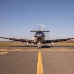 Adrenalínový let malým lietadlom s výhľadom na krajinu, ktorý ponúka vzrušujúci zážitok.