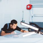 Detail poškodenia karosérie auta s viditeľnou preliačinou pred opravou.