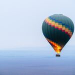 Let farebným teplovzdušným balónom nad krajinou ako obľúbený zážitkový darček.