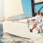 Skúsená aj začiatočnícka posádka konzultuje jachtársku mapu na palube lode pred vyplávaním