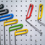 Sada na opravu preliačin PDR položená vedľa karosérie auta s drobným poškodením