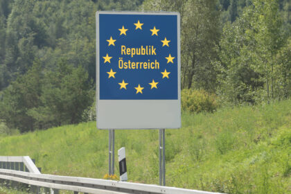 Cesta autom do Rakúska po rakúskej diaľnici s horskou krajinou v pozadí.